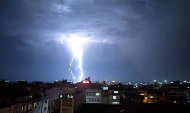 İstanbul’da şimşekler geceyi aydınlattı