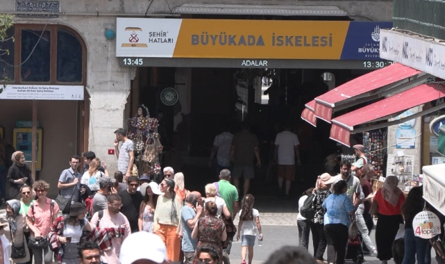 İstanbul'da vatandaşlar Büyükada'ya akın etti