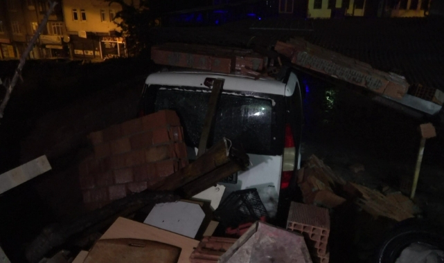 İstinat duvarı çöktü, 6 araç altında kaldı