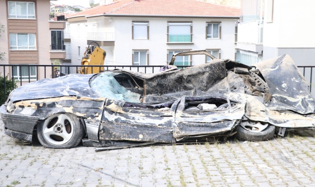 İstinat duvarı çöktü, altında kalan otomobil hurdaya döndü