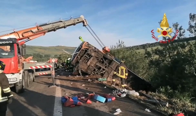 İtalya'da otobüs şarampole yuvarlandı: 1 ölü, 14 yaralı