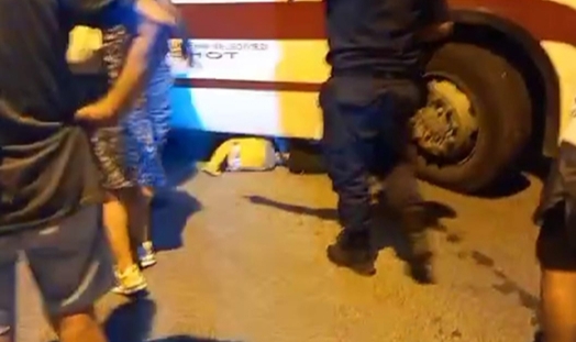 İzmir’de 25 yaşındaki genç otobüsün altında kaldı