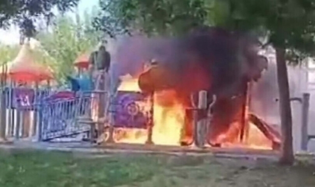 İzmir'de çocuk parkı alev alev yandı