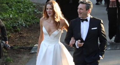 Jon Hamm ile Anna Osceola evlendi