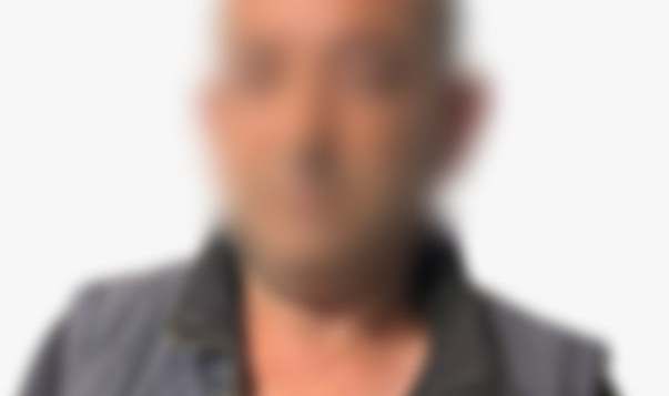 Kadını evinin önünde bıçakla tehdit etti