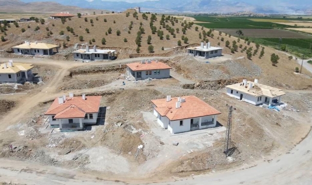 Kahramanmaraş’ın Türkoğlu ilçesindeki 3 köye 92 ev inşa ediliyor