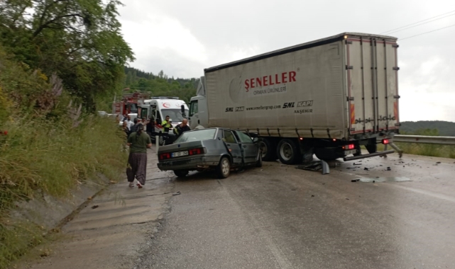 Kamyon ile otomobil çarpıştı: 3 yaralı