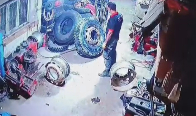 Kamyon lastiği hava basarken patladı!