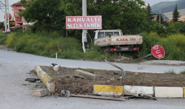 Kamyonet ile otomobil çarpıştı! 1 ölü 4 yaralı