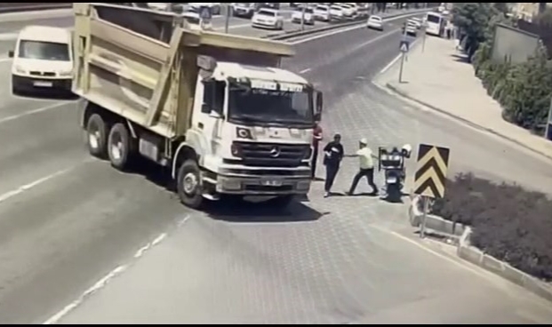 Kamyonu fark etmeyen genci polis kurtardı
