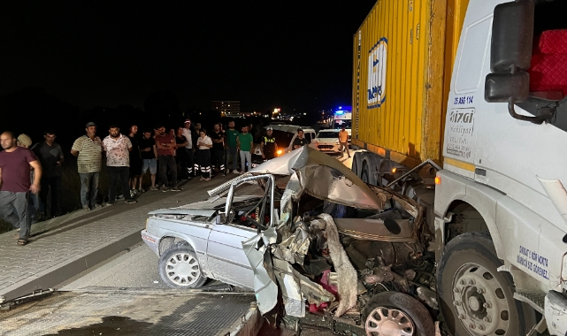 Kamyonun çarptığı otomobil hurdaya döndü