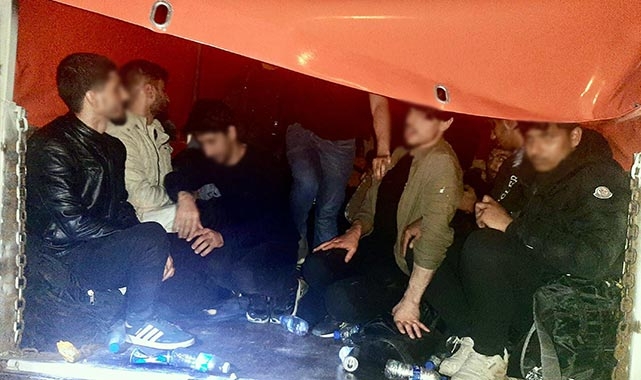 Kamyonun kasasından kaçak göçmen çıktı