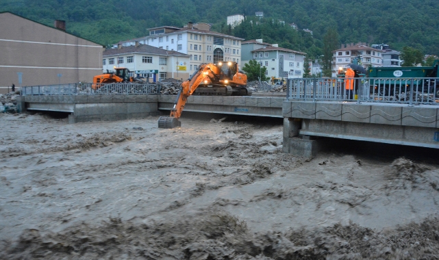 Karadeniz'i sel vurdu! 2 ölü 1 kayıp!