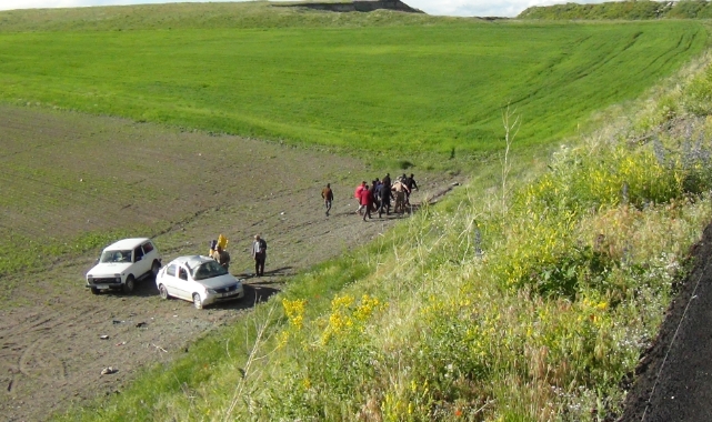 Kars’ta otomobil şarampole uçtu: 2 yaralı