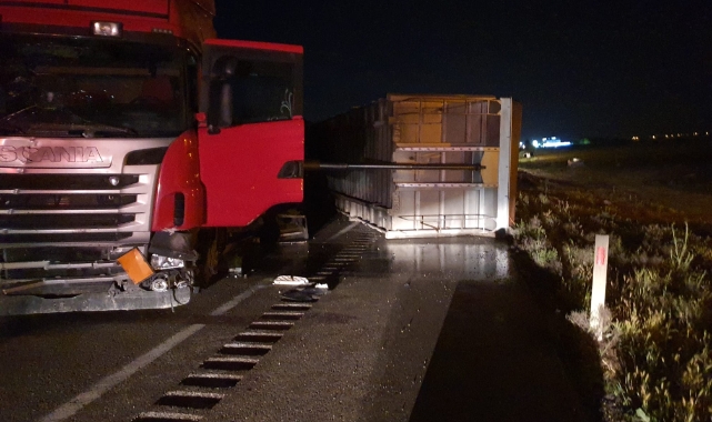 Karşı şeride geçen TIR dehşet saçtı!