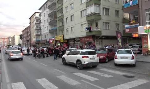 Kavgayı ayırmaya çalışan esnaf vuruldu