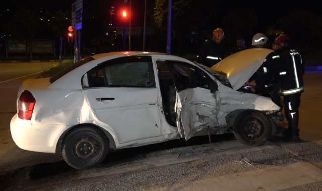 Kavşakta iki araç çarpıştı: 2 yaralı
