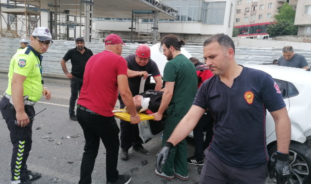 Kazada sıkışan iki kız kardeş itfaiye tarafından kurtarıldı