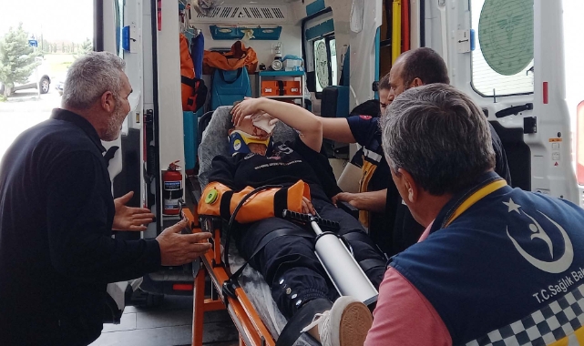 Kazada yaralanan kızını acil servisin önünde karşıladı