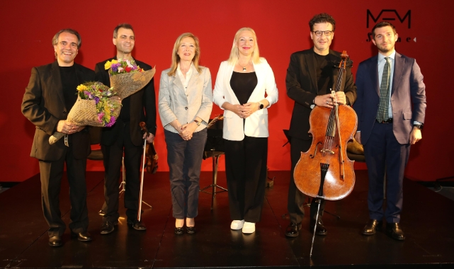 Keman ve çellonun gitarla buluştuğu konser