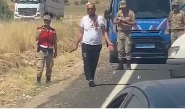 Kendini bıçaklayan şahsa meydan dayağı