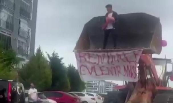 Kepçe operatöründen kepçeli evlenme teklifi
