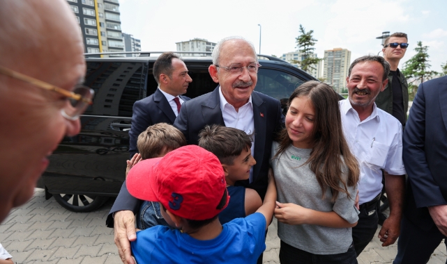 Kılıçdaroğlu depremzede aileleri ziyaret etti