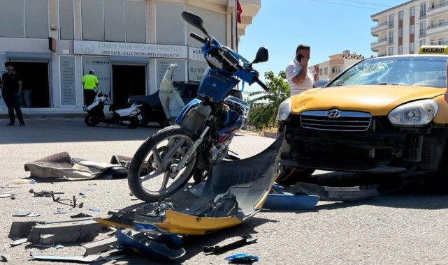 Kilis'te ticari taksi ile motosiklet çarpıştı