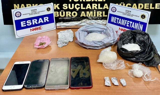 Kiraladıkları dairede uyuşturucu satarken yakalandılar