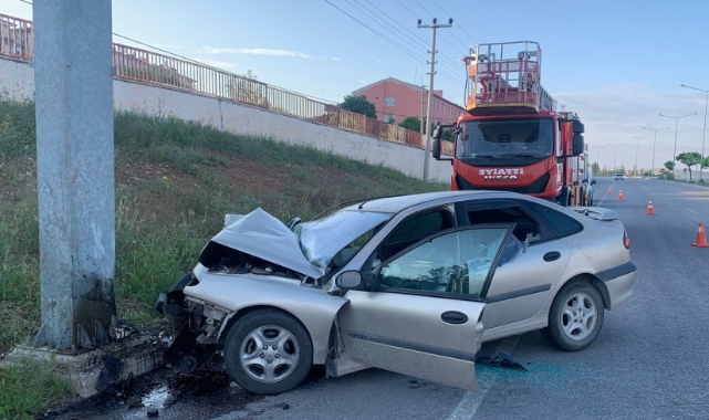 Kırıkkale'de otomobil PTS direğine çarptı