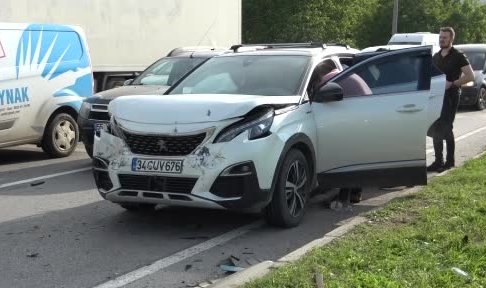 Kırmızı ışıkta bekleyen otomobile çarptı