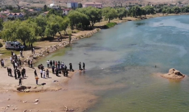 Topu almak için girdiği sudan cansız bedeni çıktı