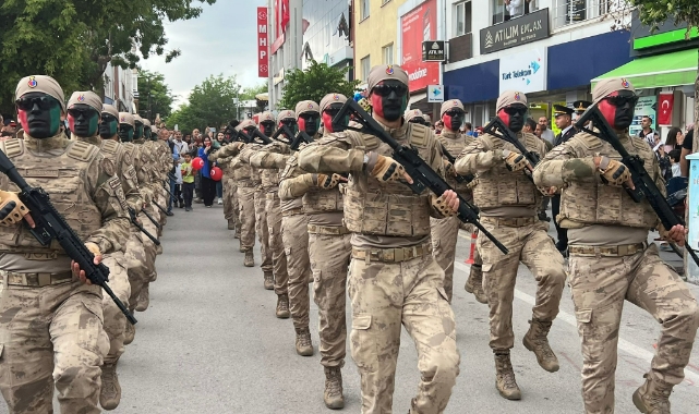 Komandolardan gururlandıran gösteri