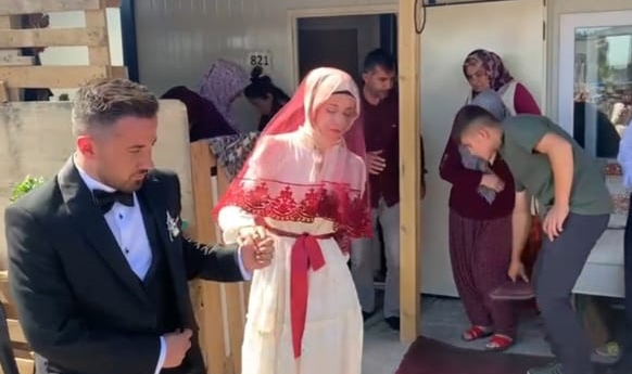 Konteyner kentten gelinliğiyle çıktı