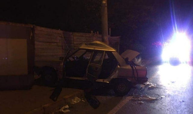Kontrolden çıkan otomobil aydınlatma direğine çarptı