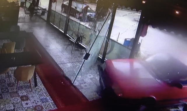 Kontrolden çıkan otomobil balık lokantasına girdi