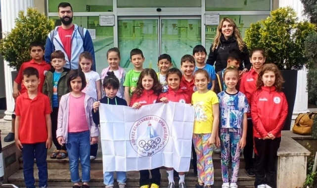Körfezli minik yüzücülerin büyük başarısı