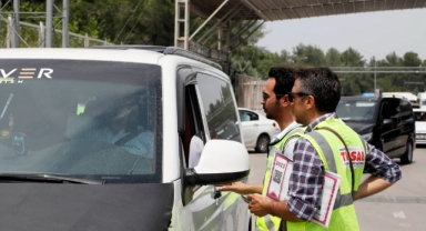 Korsan minibüs sivil polise takıldı