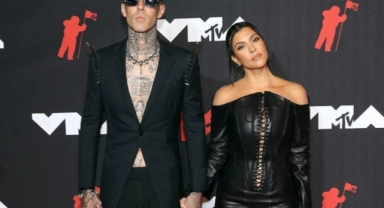 Kourtney Kardashian'dan "Ben hamileyim" pankartı