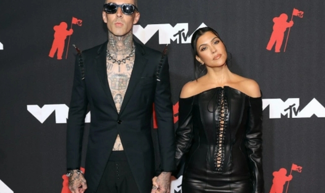 Kourtney Kardashian'dan "Ben hamileyim" pankartı