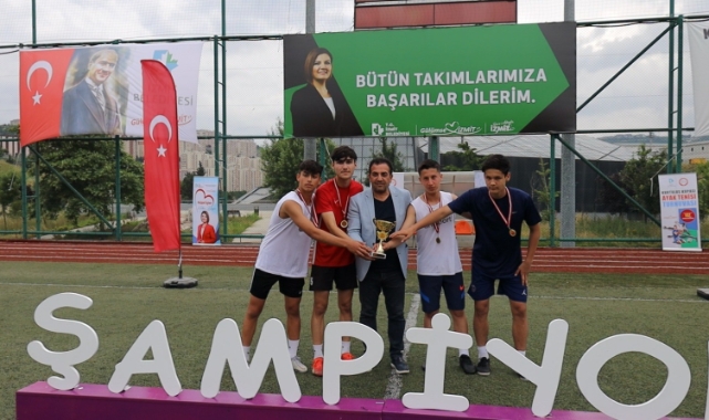 Kurtuluş Kupası Ayak Tenisi Turnuvası kıran kırana geçti