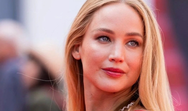 Lawrence Cannes'da neden terlik giydiğini açıkladı