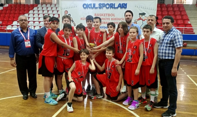 Macide Gazioğlu Ortaokulu Aydın’dan iki kupayla döndü