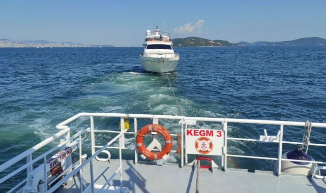 Makinesi arızalanan tekne, Kalamış'a demirledi