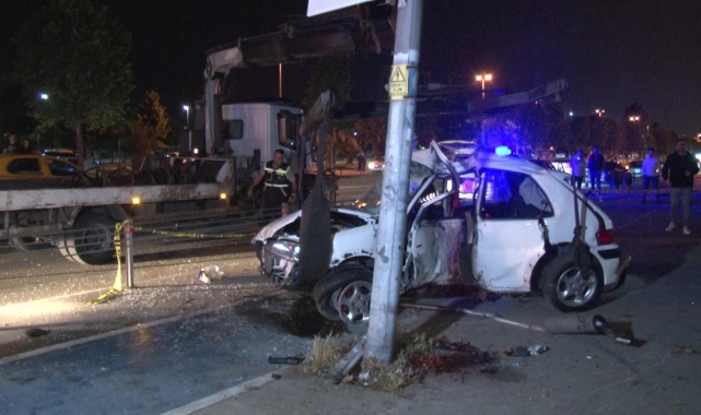 Maltepe’de otomobil reklam direğine çarptı: 2 yaralı
