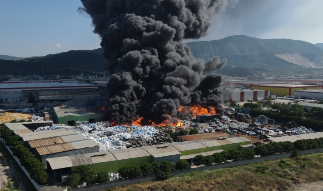 Manisa'da geri dönüşüm tesisinde yangın