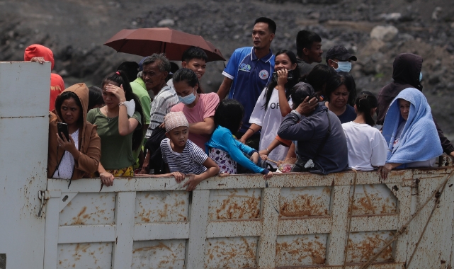 Mayon Yanardağı çevresinde 13 bin kişi tahliye edildi