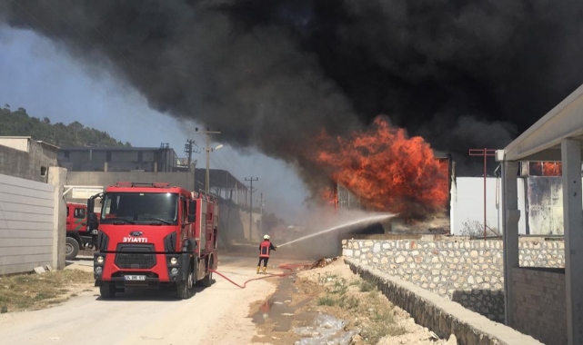 Mersin'de mobilya atölyesinde yangın
