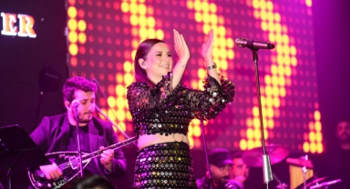 Merve Özbey Bursa'da coşturdu