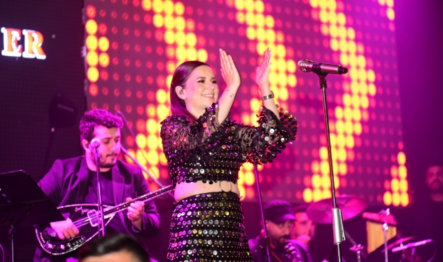 Merve Özbey Bursa'da coşturdu